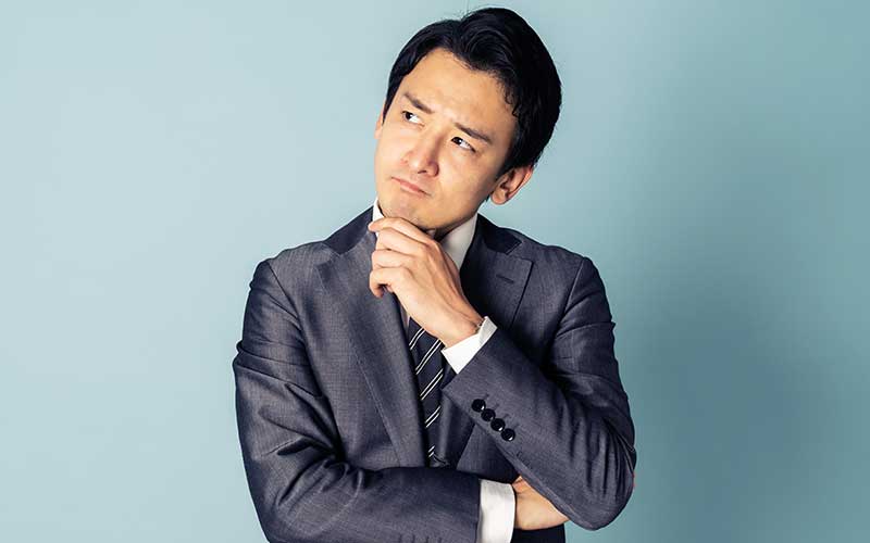 考える男性