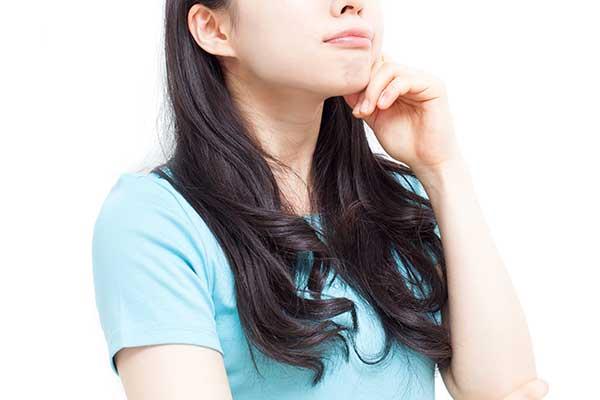 考える女性
